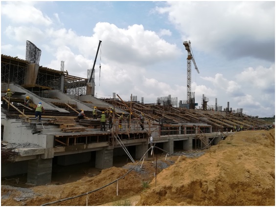 Tribunes du côté Ouest en construction